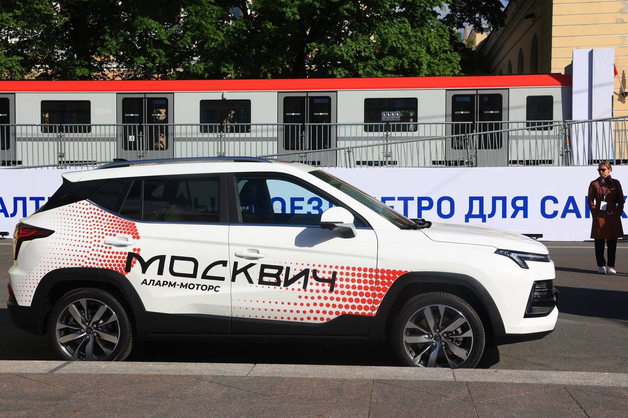 Новая Vesta, «Москвич» и электробусы. В центре Петербурга открылась выставка современного транспорта