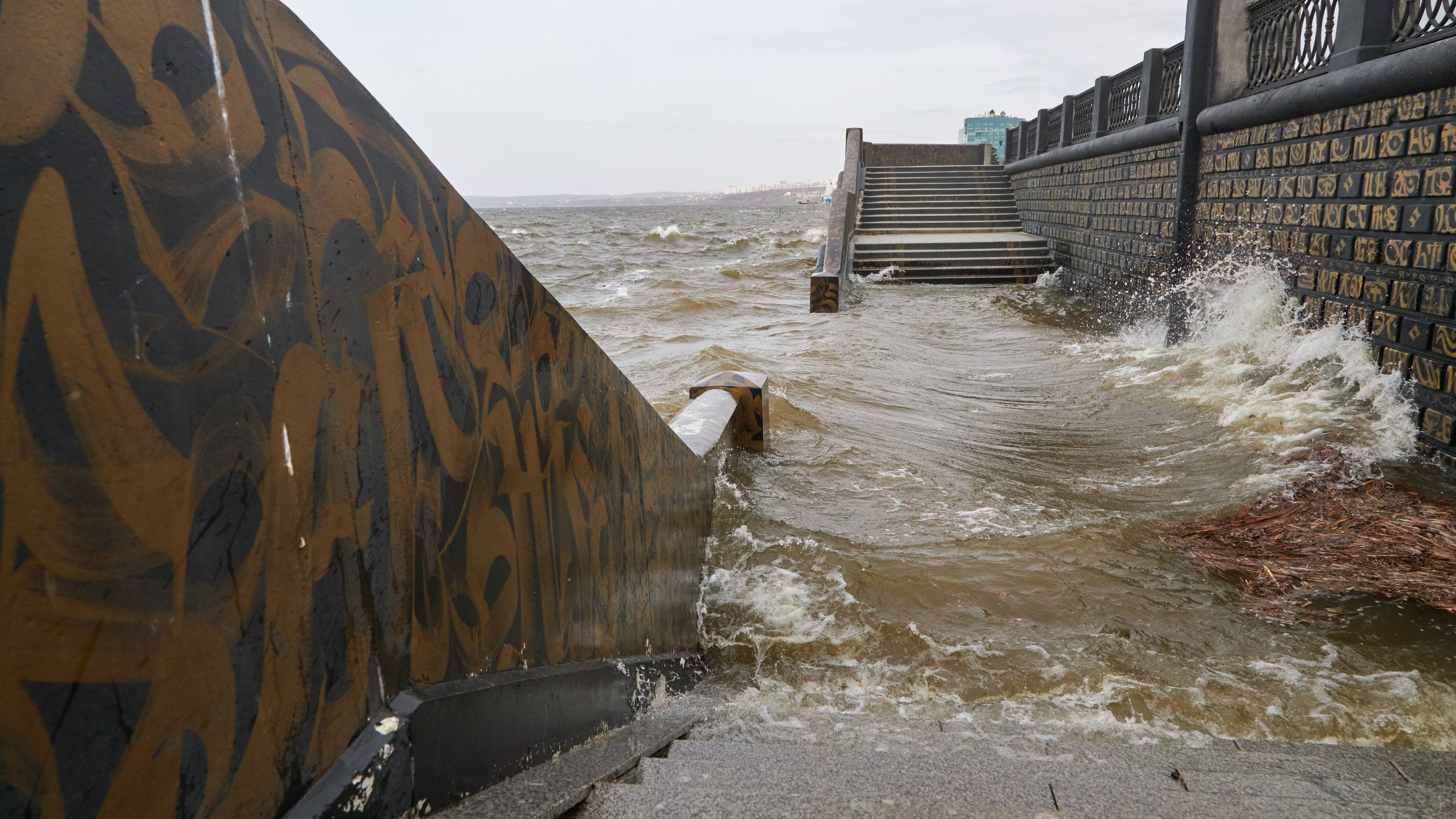 Волга поднимается. Крым красивые фото. Разлив волги в самаре. Волга поднимается. Волга поднимается.