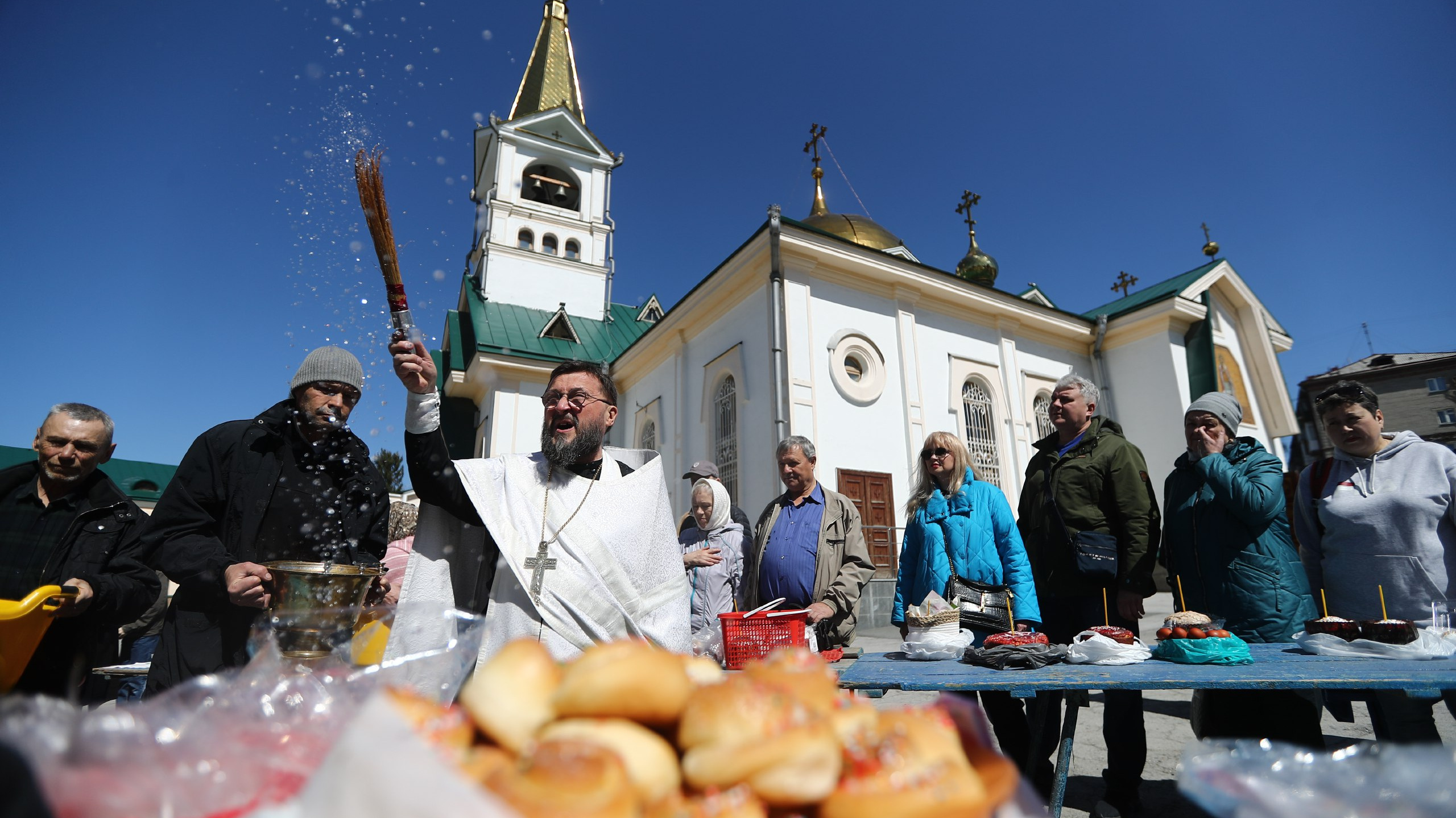 Куличи, яйца и кагор: десятки новосибирцев собрались у церкви перед Пасхой — 7 праздничных фото