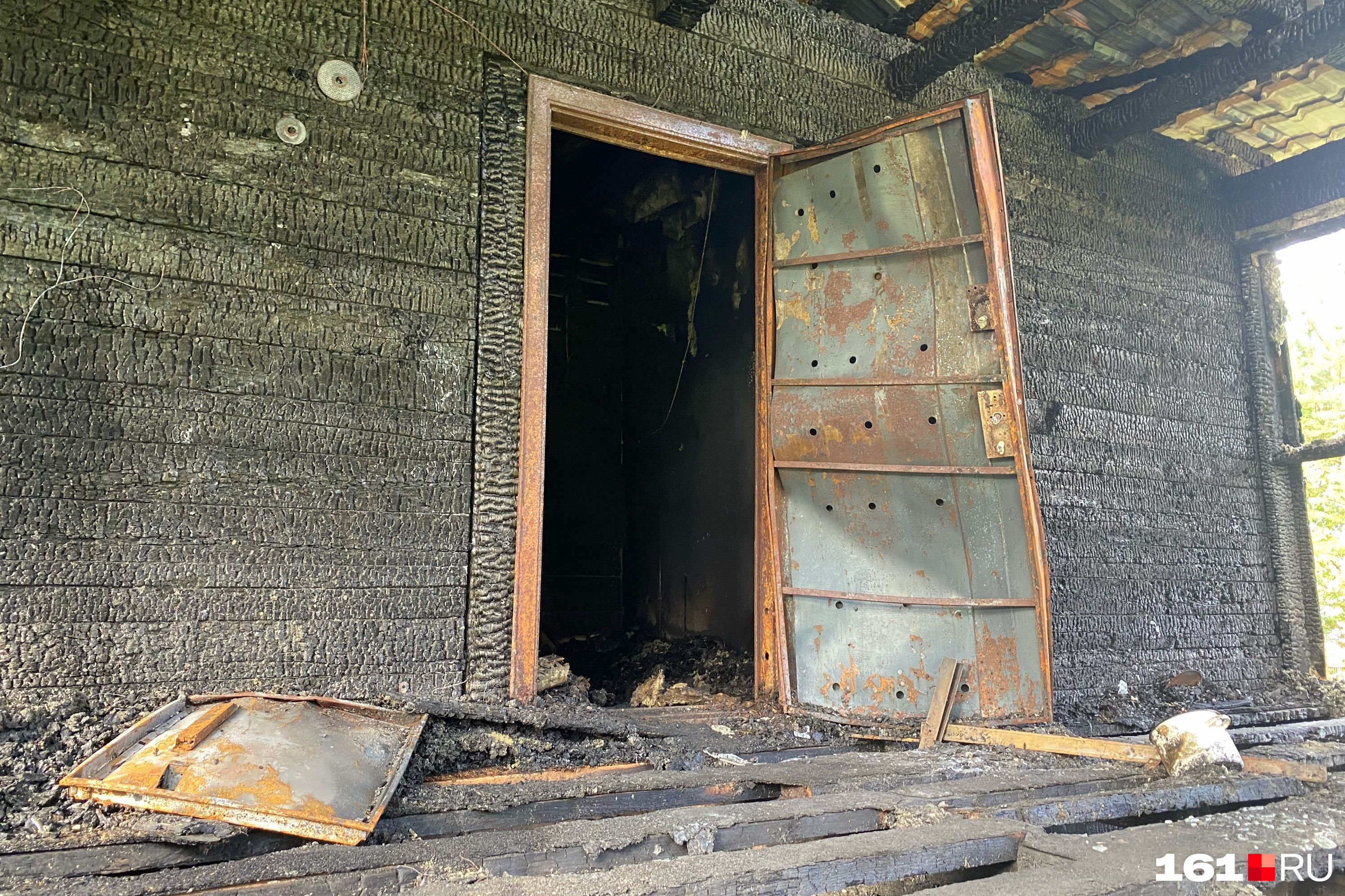 Незваные гости выбили металлическую дверь в дом Терещенко