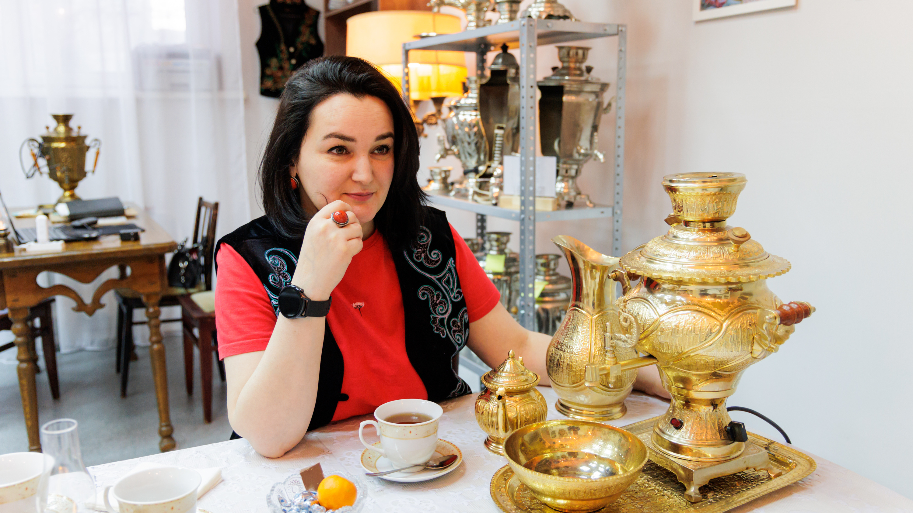 «Я — вишенка на торте»: единственная женщина-реставратор самоваров в России открыла тематический музей в Красноярске