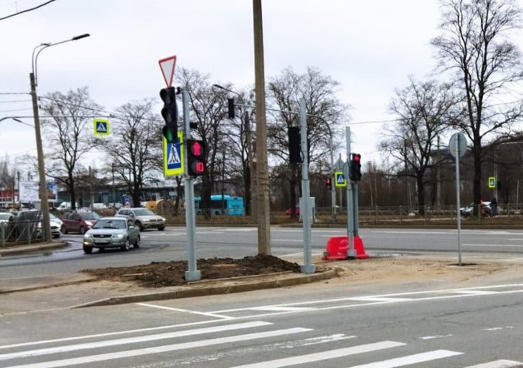 На перекрестках Пискаревского, Луначарского и Руставели модернизируют светофоры