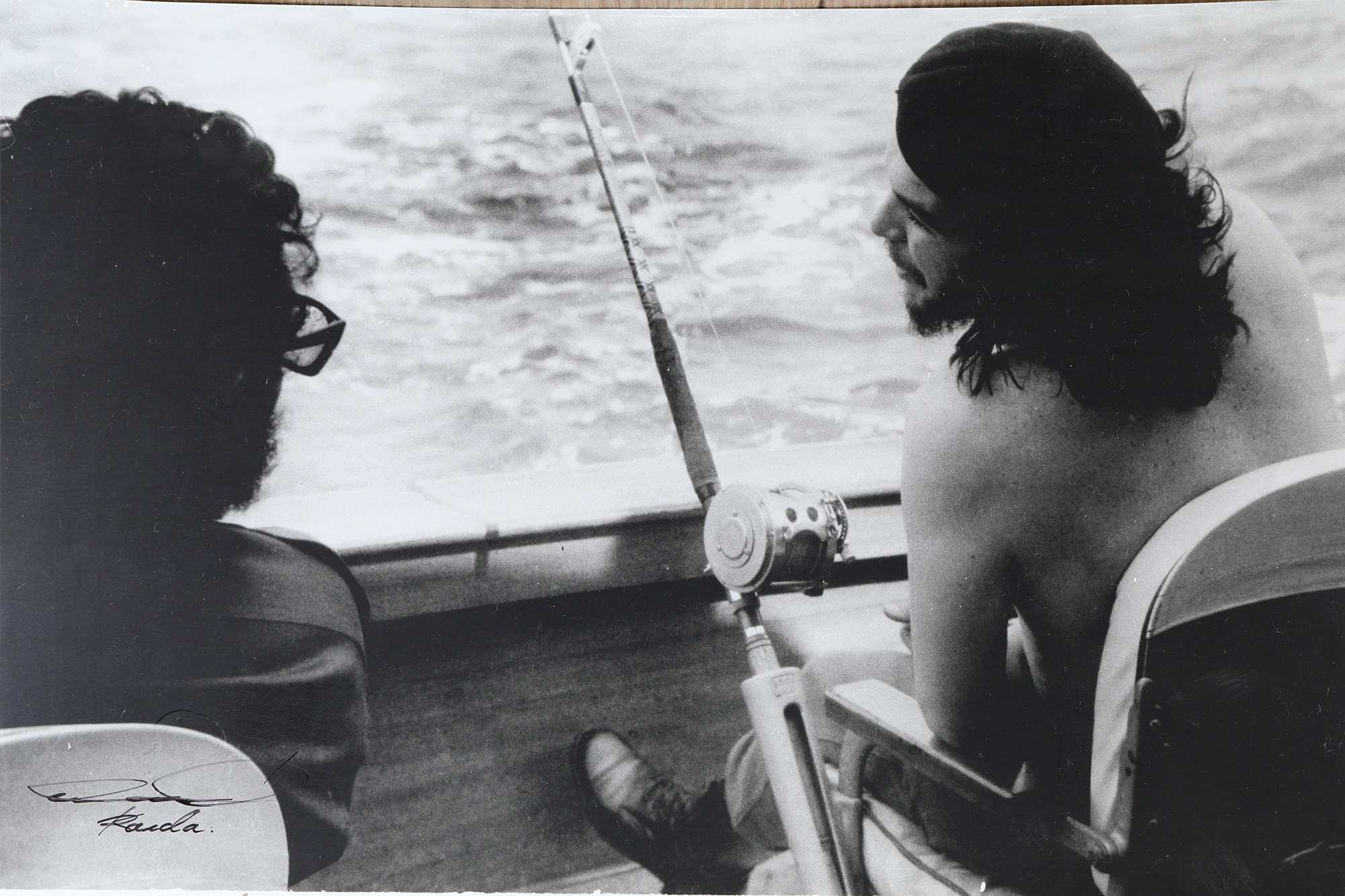 Лот № 178 — фотография «Фидель Кастро и Че рыбачат на лодке». Альберто Корда. Снимок 1960 года. Печать 1980-х годов.