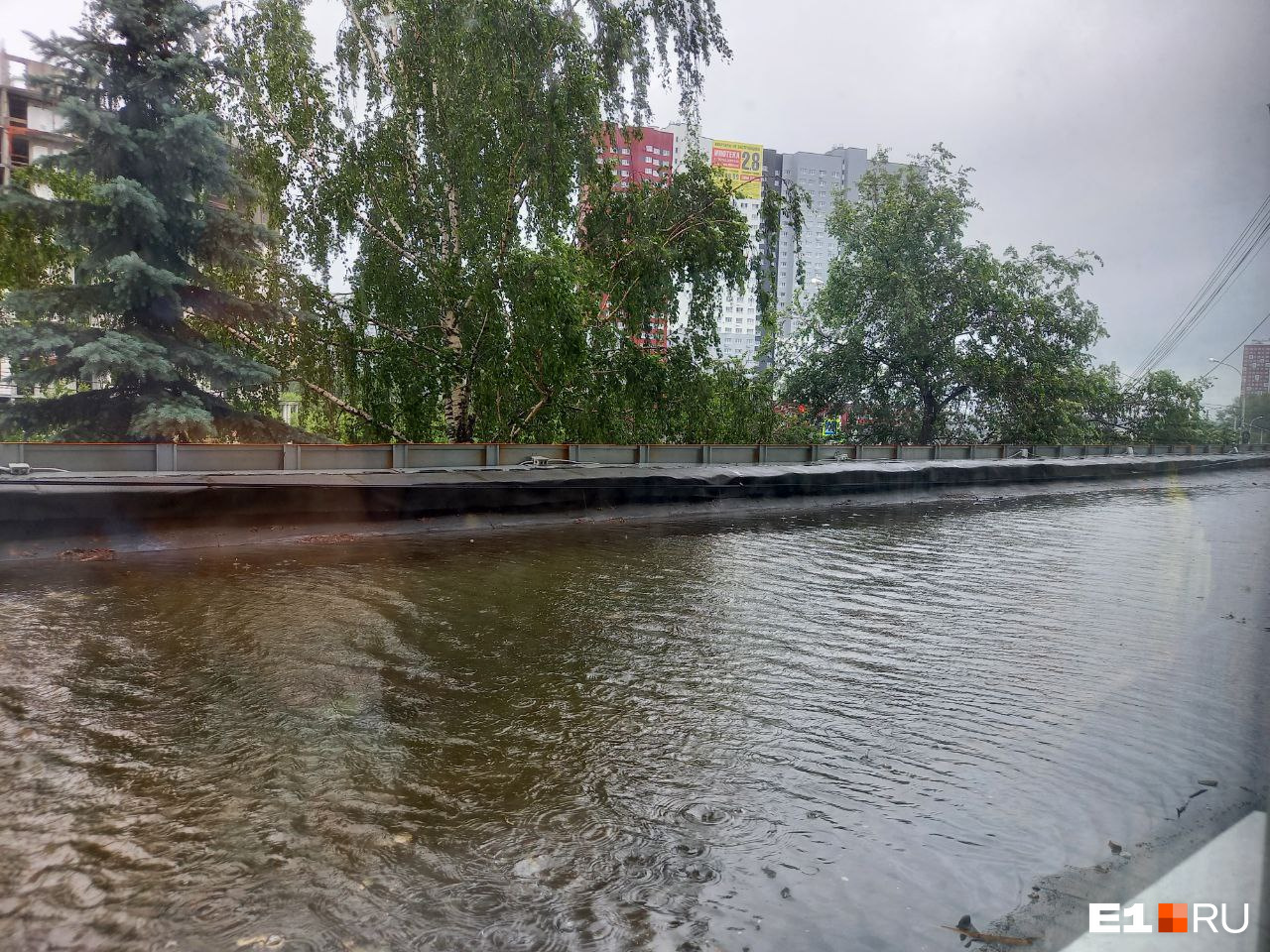 Хоть на лодке плыви! Улицы Екатеринбурга превратились в море: фото и видео последствий проливного дождя