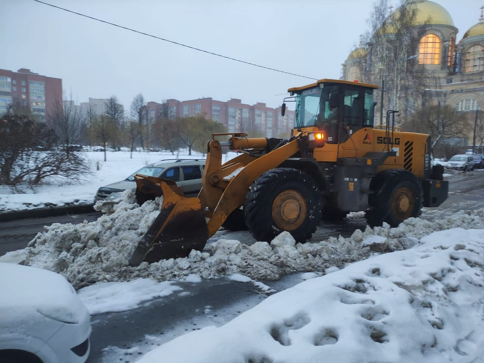 Фото: Уборка улиц в Петербурге с 18 по 24 декабря - 25 декабря 2023 -  ФОНТАНКА.ру