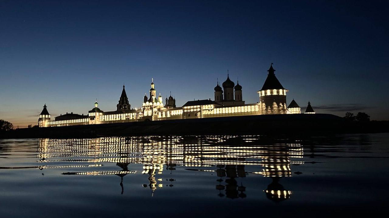 «Невероятно красиво!» На Макарьевском монастыре появилась ночная подсветка