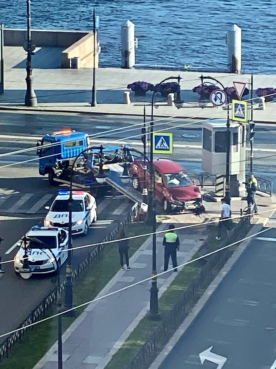 Легковая машина на тротуаре и четыре авто полиции: очевидец рассказывает о погоне на Воскресенской набережной