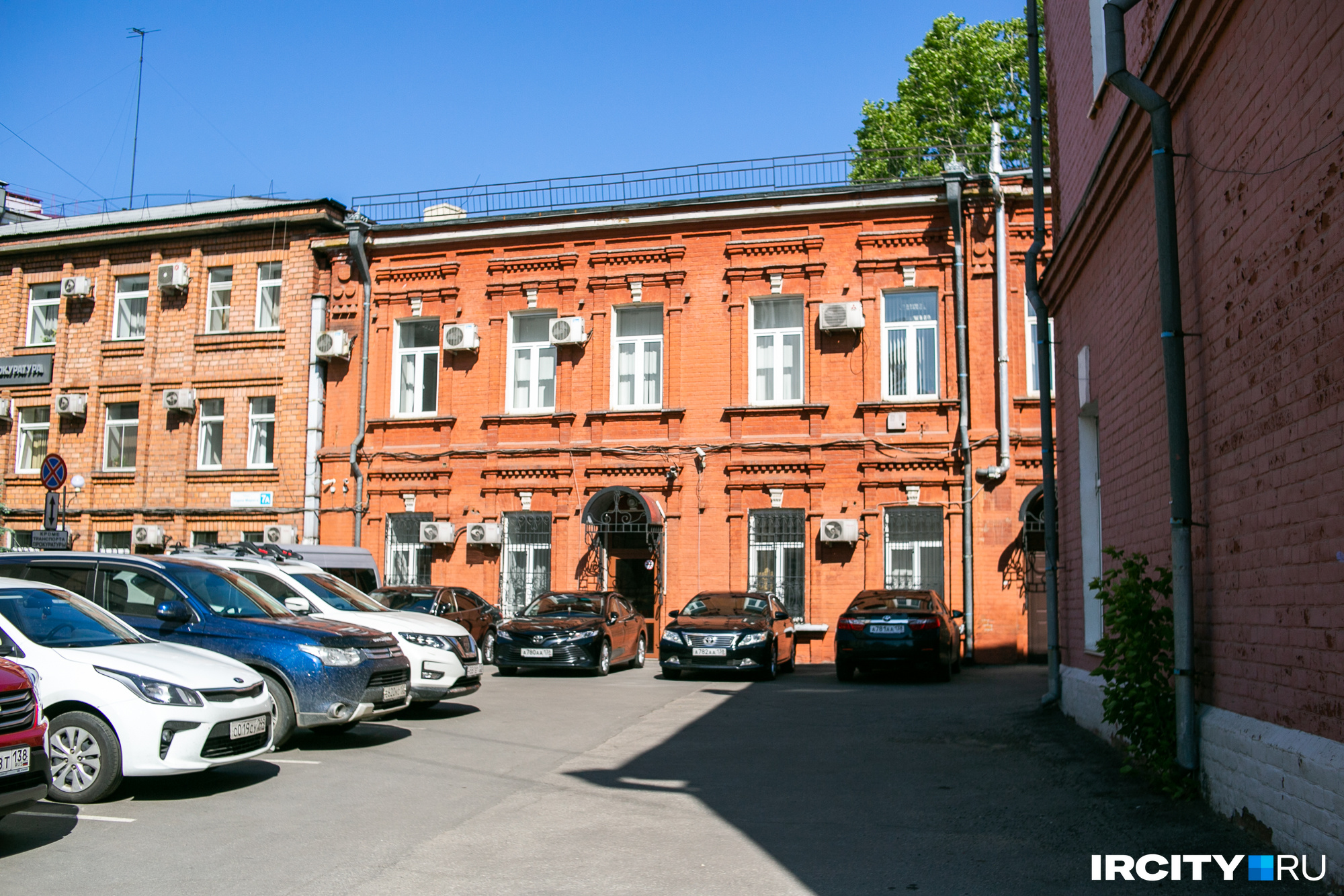 В глубине двора притаилось здание Восточно-Сибирской транспортной прокуратуры (часть, что слева), а еще продолжается здание Восточно-Сибирского территориального центра фирменного транспортного обслуживания. Их видно с улицы Карла Маркса В глубине двора притаилось здание Восточно-Сибирской транспортной прокуратуры (часть, что слева), а еще продолжается здание Восточно-Сибирского территориального центра фирменного транспортного обслуживания. Их видно с улицы Карла Маркса