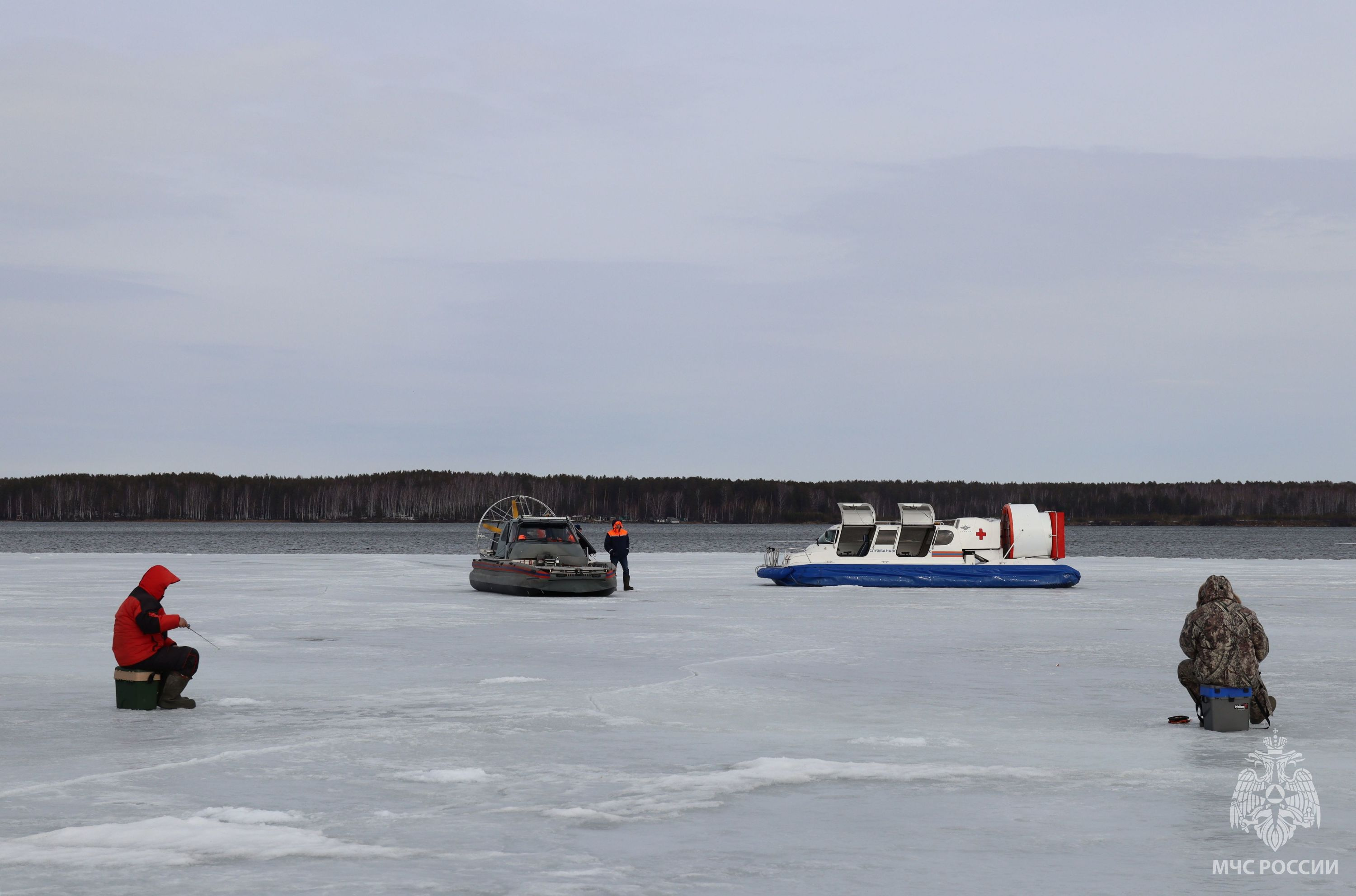На Урале 12 рыбаков откололись на огромной льдине. Видео про их спасение
