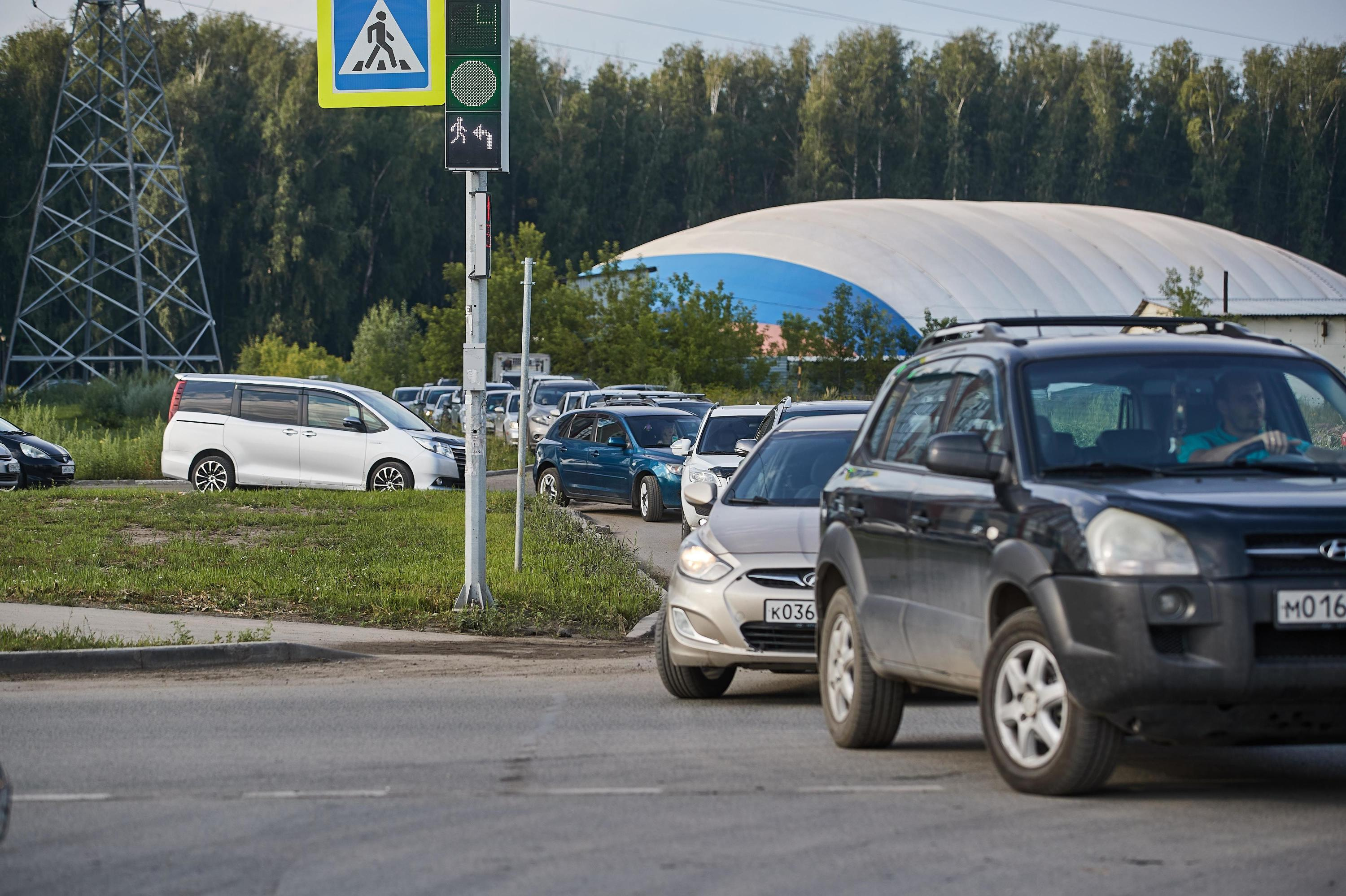 «Кто в сто одно?»: пенная вечеринка и ДТП спровоцировали огромную пробку под Новосибирском