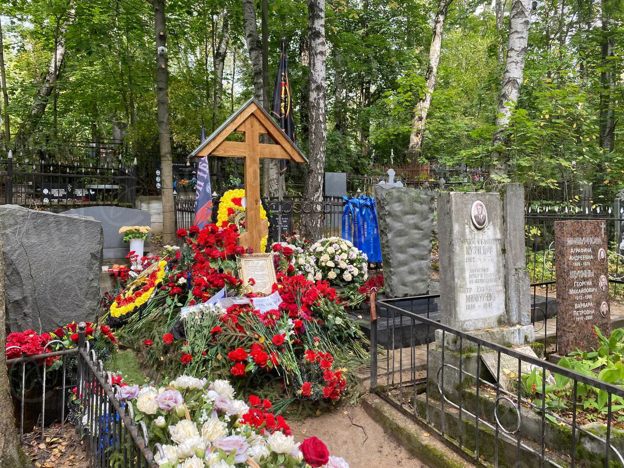 Фото: в Петербурге за могилой Пригожина круглосуточно наблюдает охрана