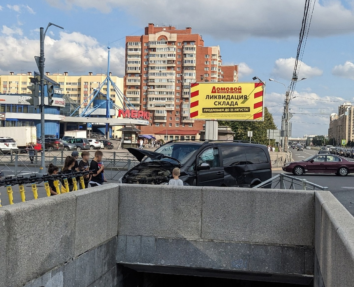 Видео ДТП с такси на перекрестке Туристской улицы и улицы Савушкина в  Петербурге - 1 сентября 2023 - ФОНТАНКА.ру