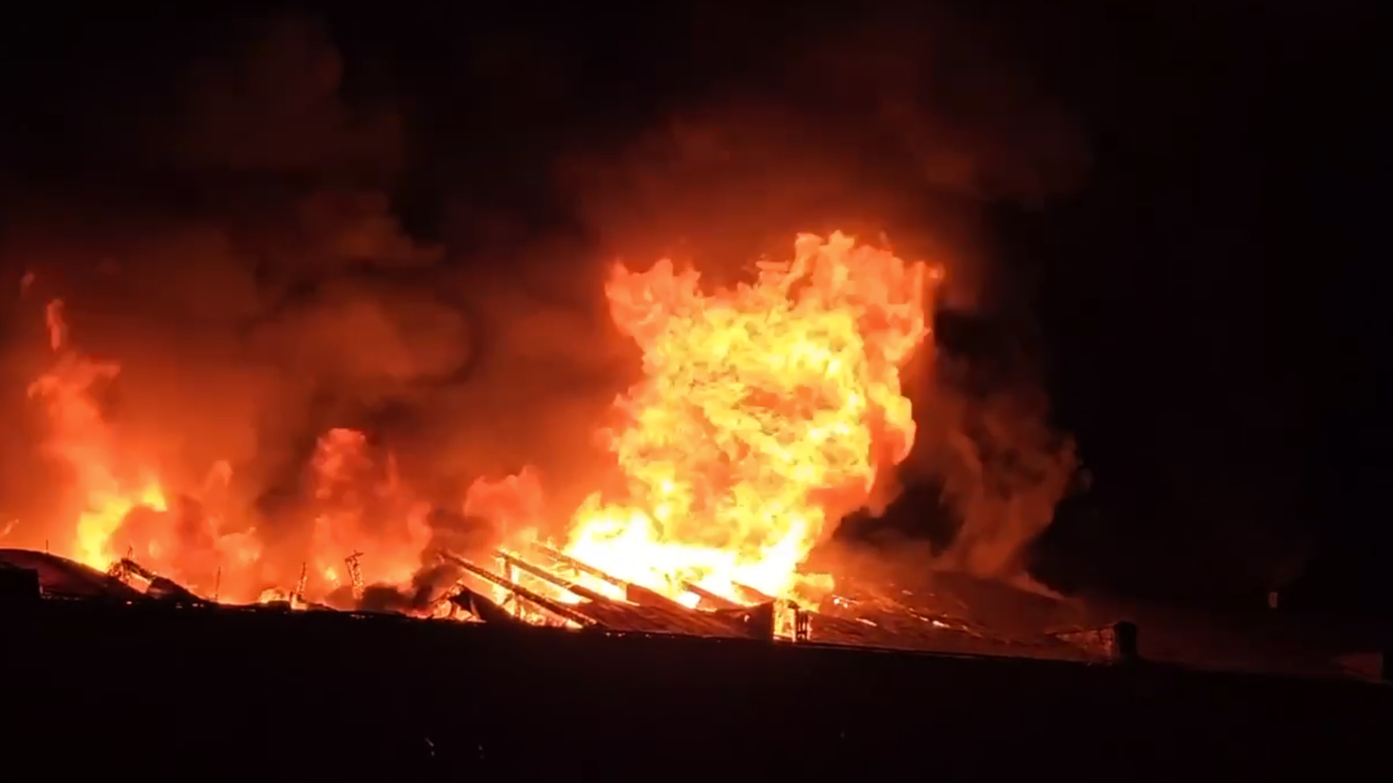 Полыхает уже несколько часов. Как тушат сильнейший пожар на фабрике в Подмосковье: фото и видео