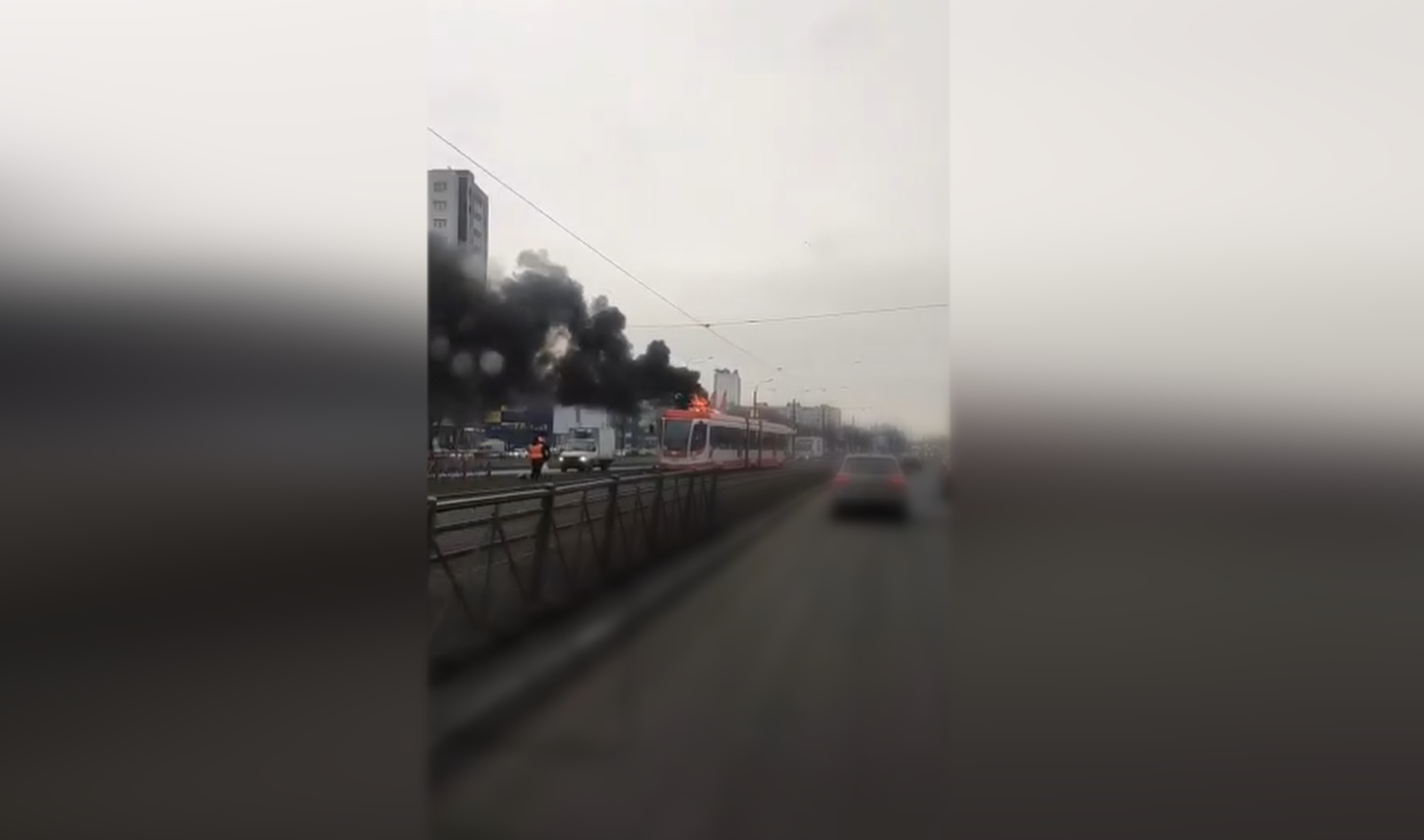 Трамвай загорелся на Дальневосточном. 35 пассажиров успели выйти