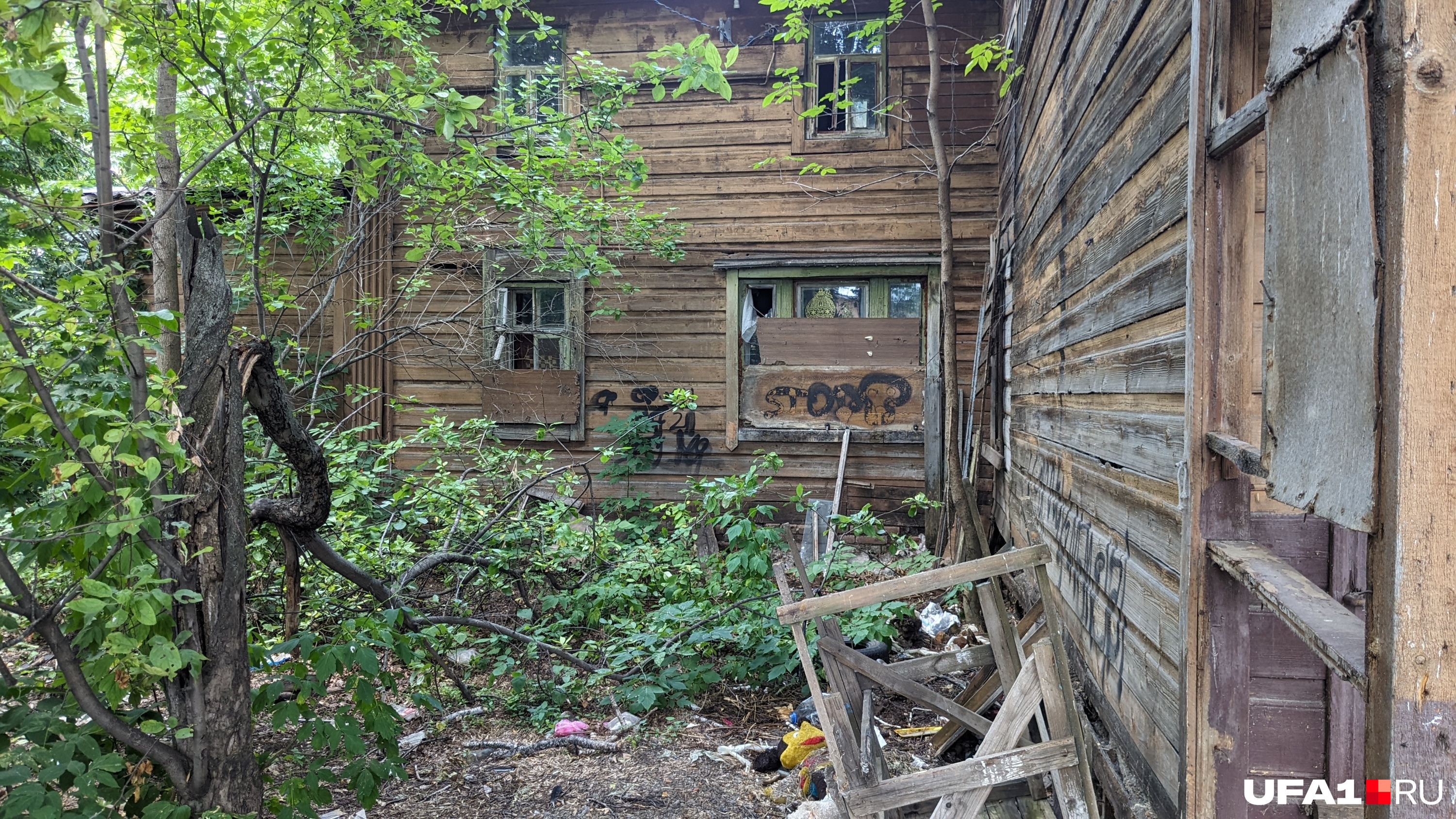 А вот так выглядит здание с непарадной стороны