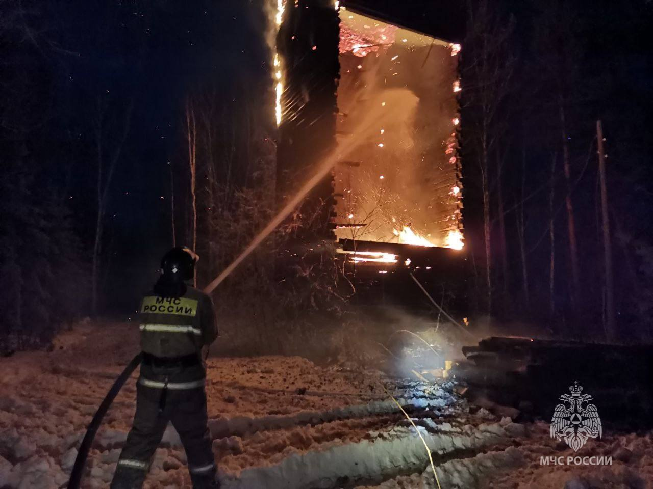 В селе в Красноярском крае сгорела водонапорная башня. Без холодной воды остались котельная и больница