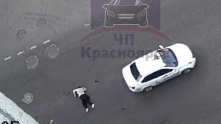 В центре Красноярска водитель сбил женщину на переходе и скрылся