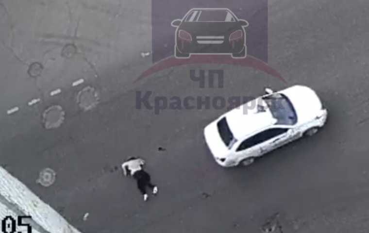 В центре Красноярска водитель сбил девушку на переходе и скрылся