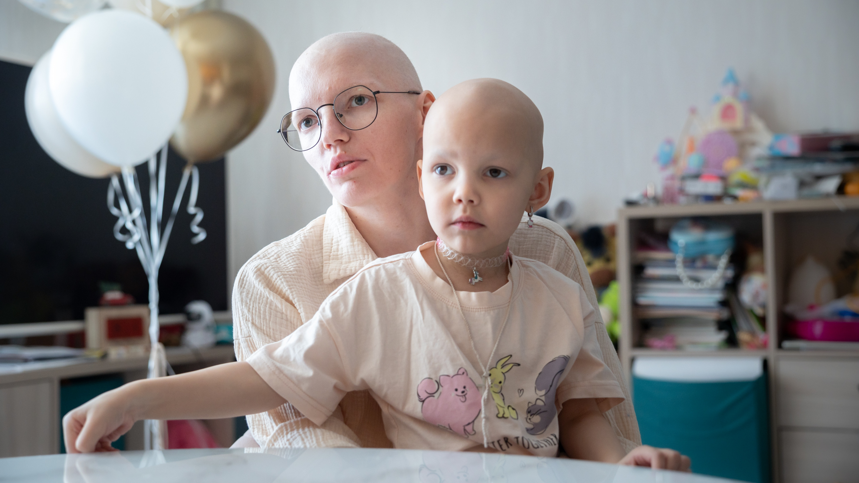 «Тебя рак за почку укусил, а меня — за грудь»: история мамы и дочки, которым одновременно поставили страшные диагнозы