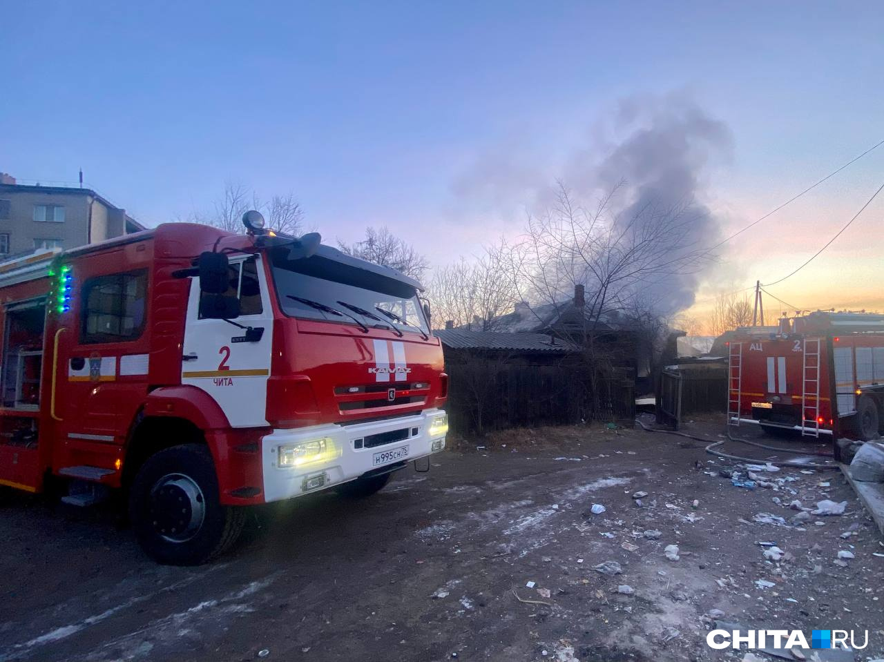 Пожар в доме на несколько хозяев произошел на Зенитке в Чите
