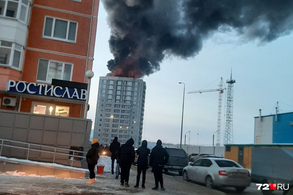 Выпускает дым. Серый дым. Заметный дым. Фон дым. Человек в дыму.