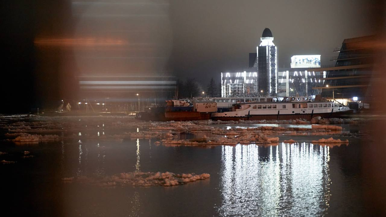 Ночной город и плывущие льдины: в Архангельске сняли на видео долгожданный ледоход