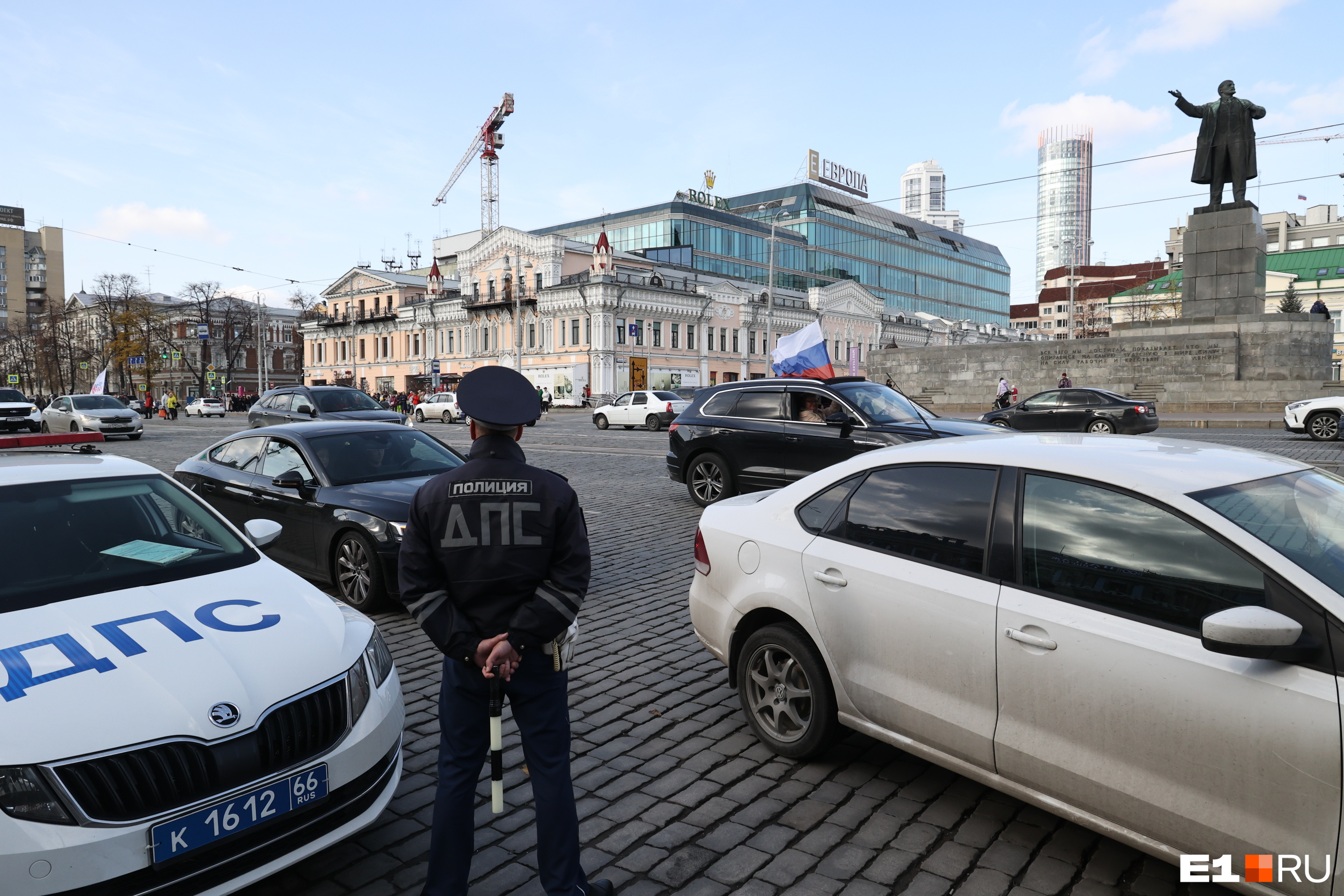 В центре Екатеринбурга появилась военная техника, на площадь вышли сотни людей: что происходит