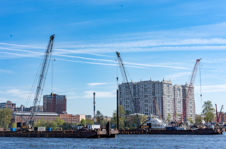 В Петербурге идет строительство Большого Смоленского моста. Посмотрите, как ведутся работы на основных опорах