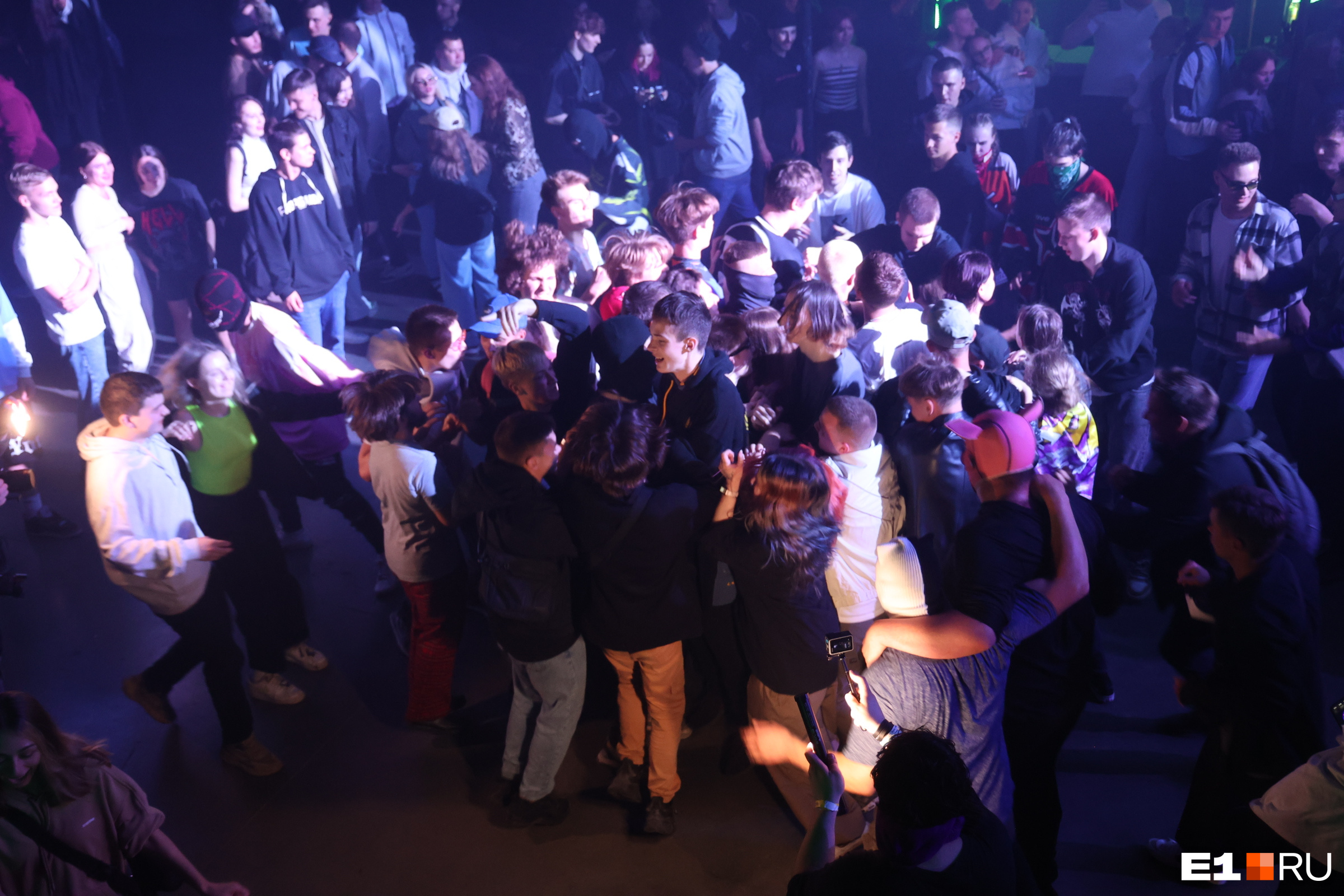 В популярном клубе Екатеринбурга на «Ночь музыки» скопилась толпа. Фото давки — от них становится плохо