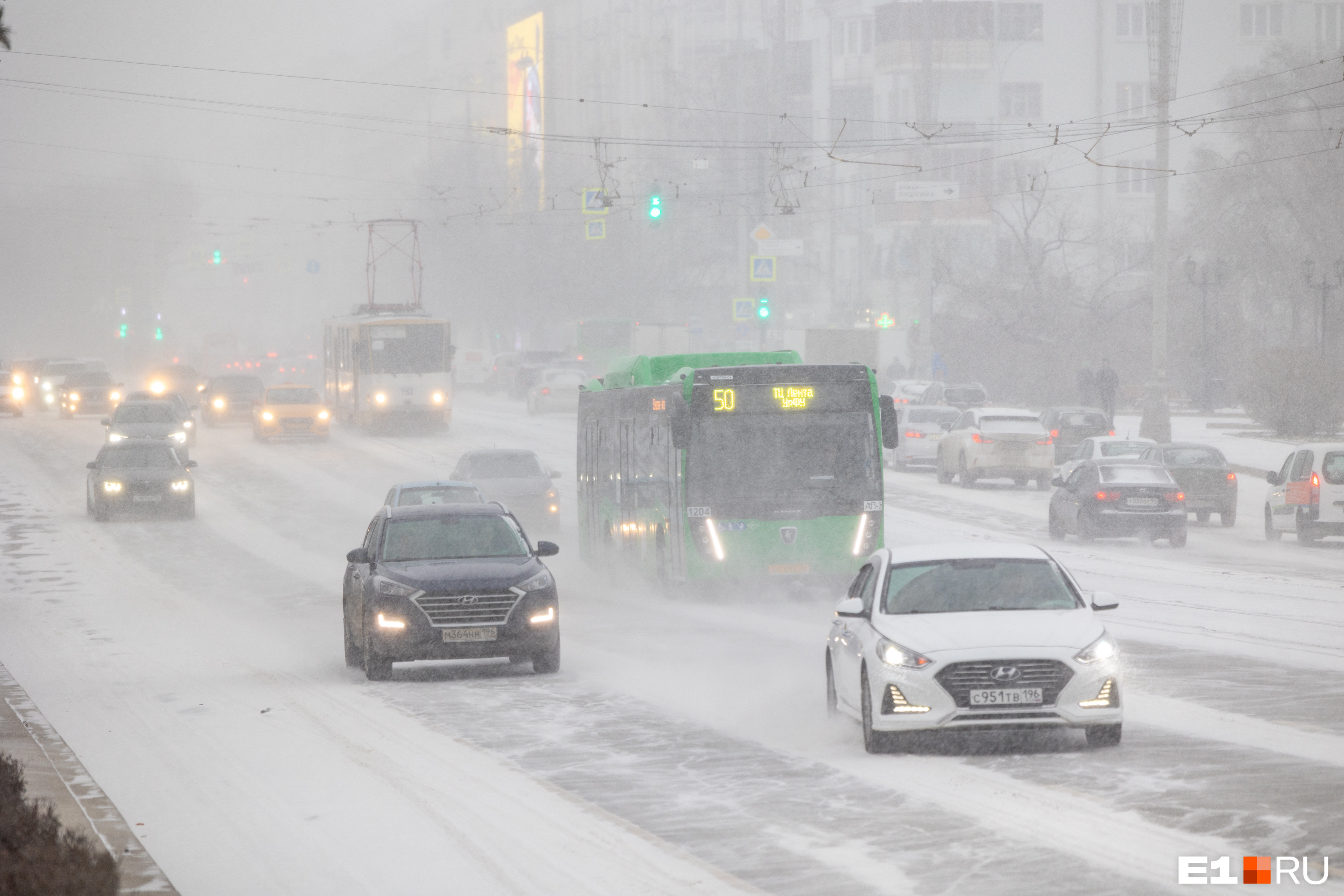 В Екатеринбург пришла зима: как город пережил снежную бурю