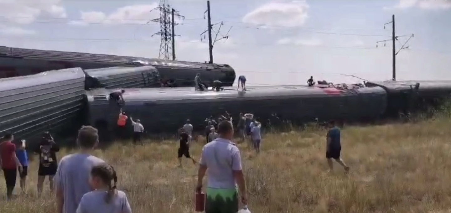 Восемь вагонов сошли с рельс: в Волгоградской области перевернулся поезд, который вез туристов на море