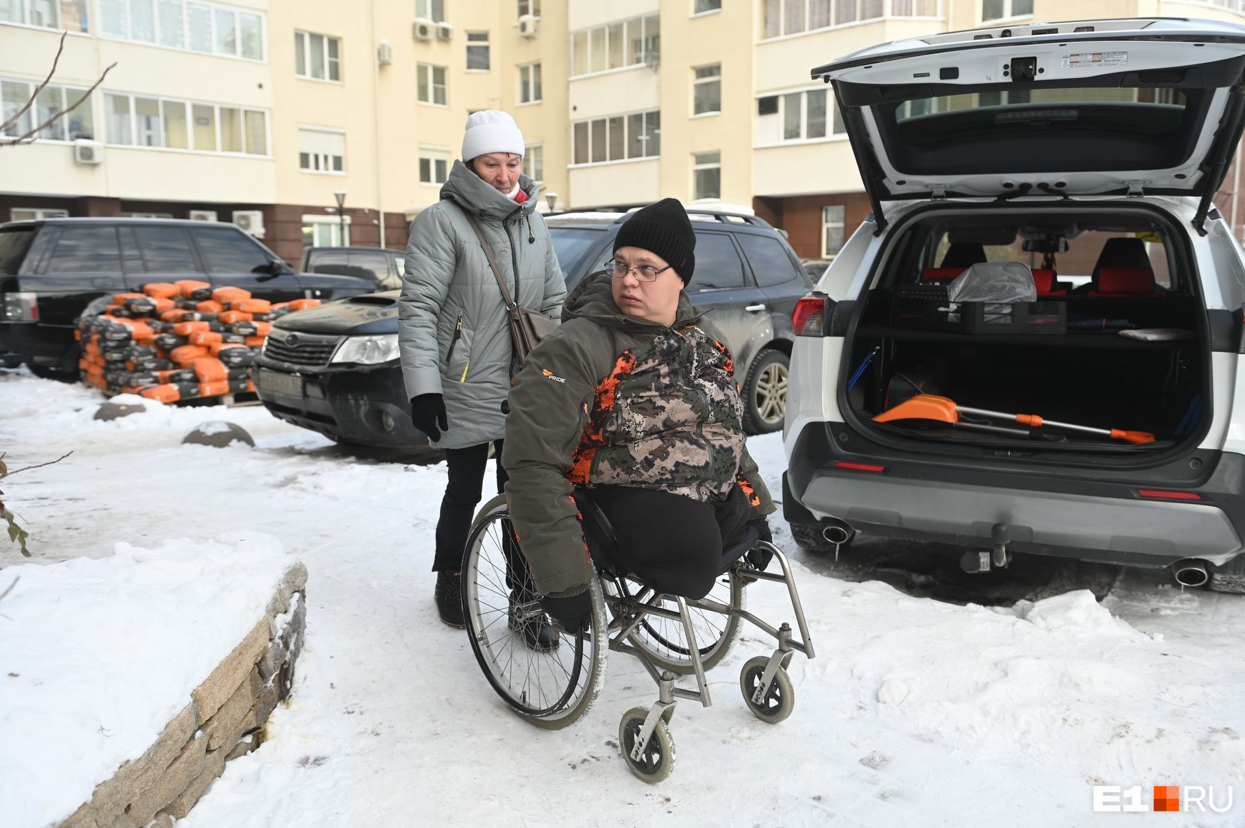 Андрей сам приезжает на работу из деревни и привозит старшую сестру