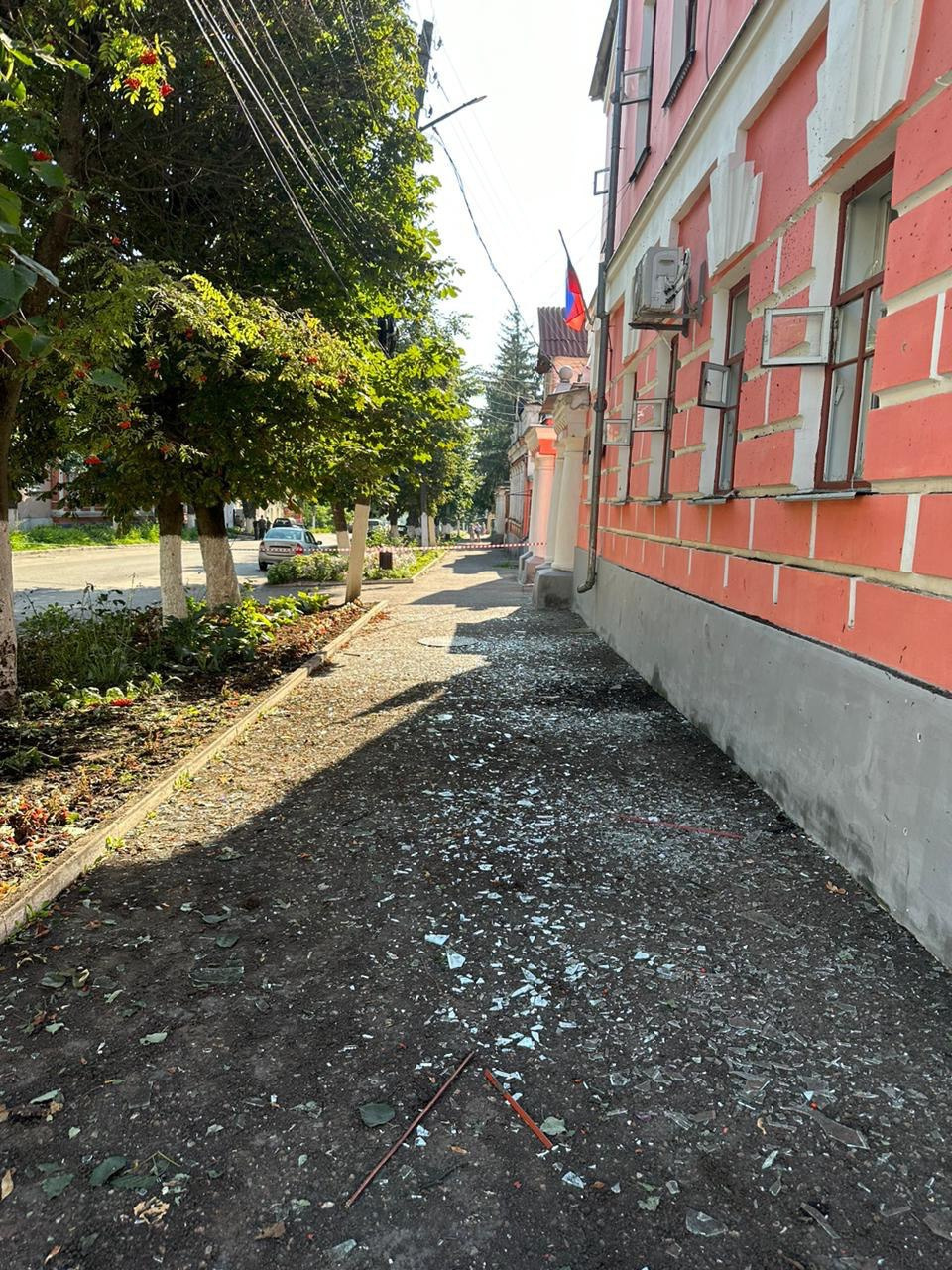 Улицы Рыльска оказались усыпаны стеклом
