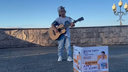 10-летний участник шоу «Голос» поет на улицах, чтобы собрать миллионы и спасти друга от смерти