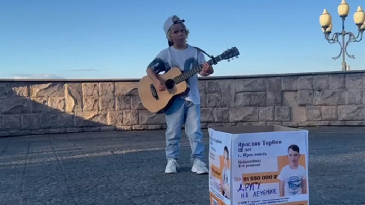 10-летний участник шоу «Голос» поет на улицах, чтобы собрать миллионы и спасти друга от смерти