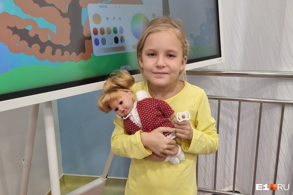 «Нашу палату выбрал да и зашел»: мама девочки из Невьянска рассказала, как Путин пришел дарить куклу