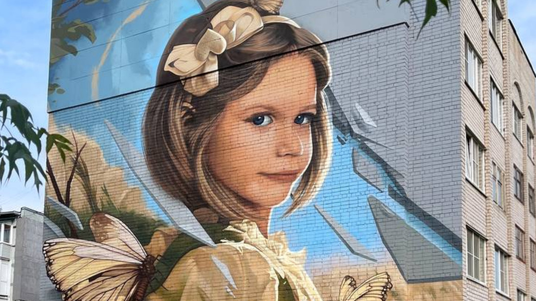 «Не мог нарисовать плохо»: как художник из Тулы сделал портрет дочери на доме в Вологде