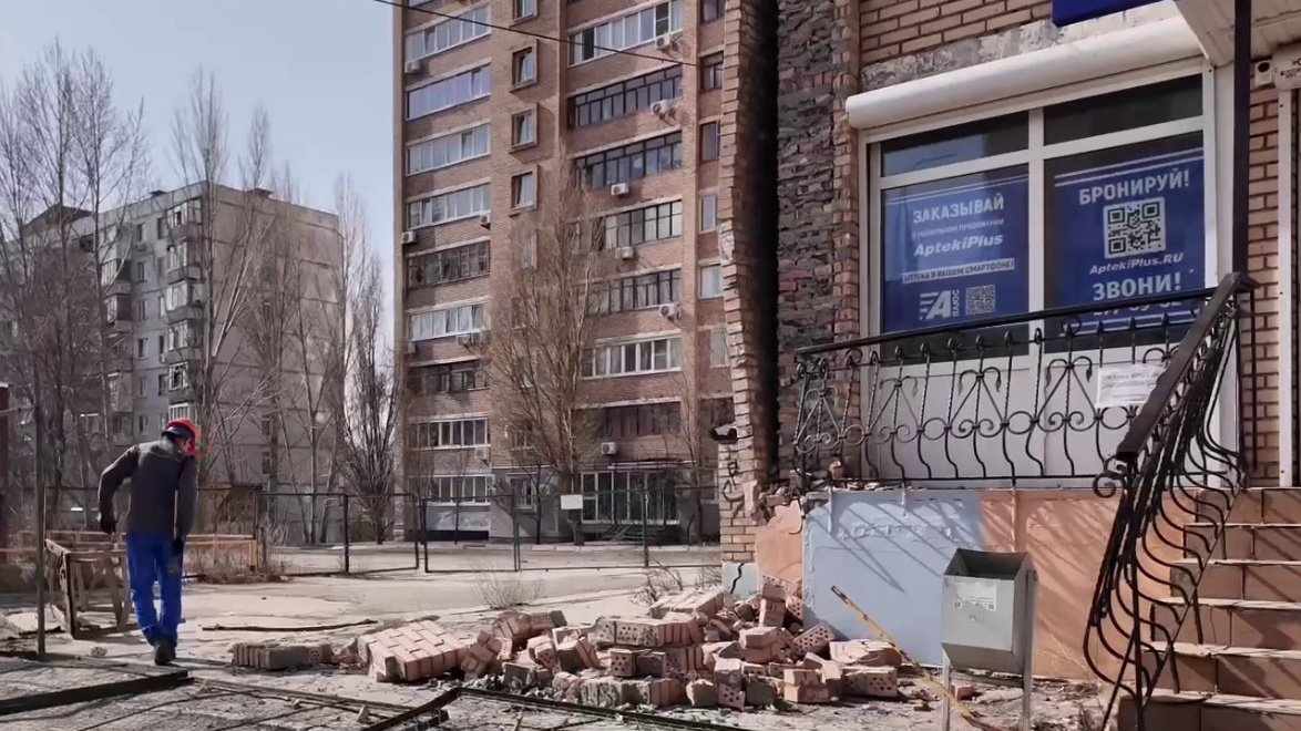 В Самаре на проспекте Кирова обвалилась стена высотки. Видео