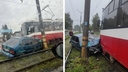 «Потом впечатался в столб»: в Новосибирске ВАЗ совершил лобовое столкновение с трамваем <nobr class="_">№ 15</nobr>