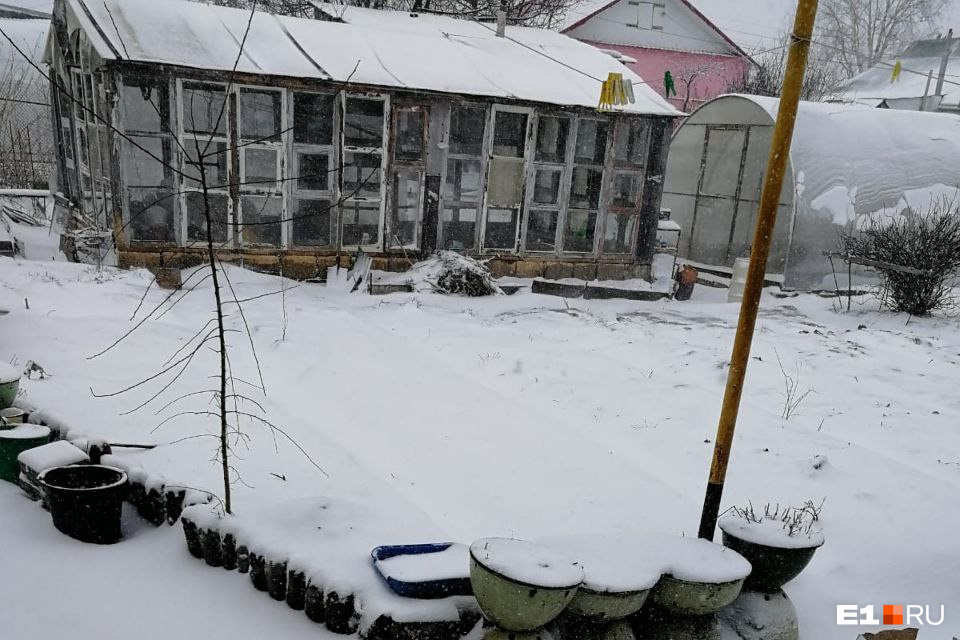 На Екатеринбург стремительно надвигается снегопад. Север области уже завалило