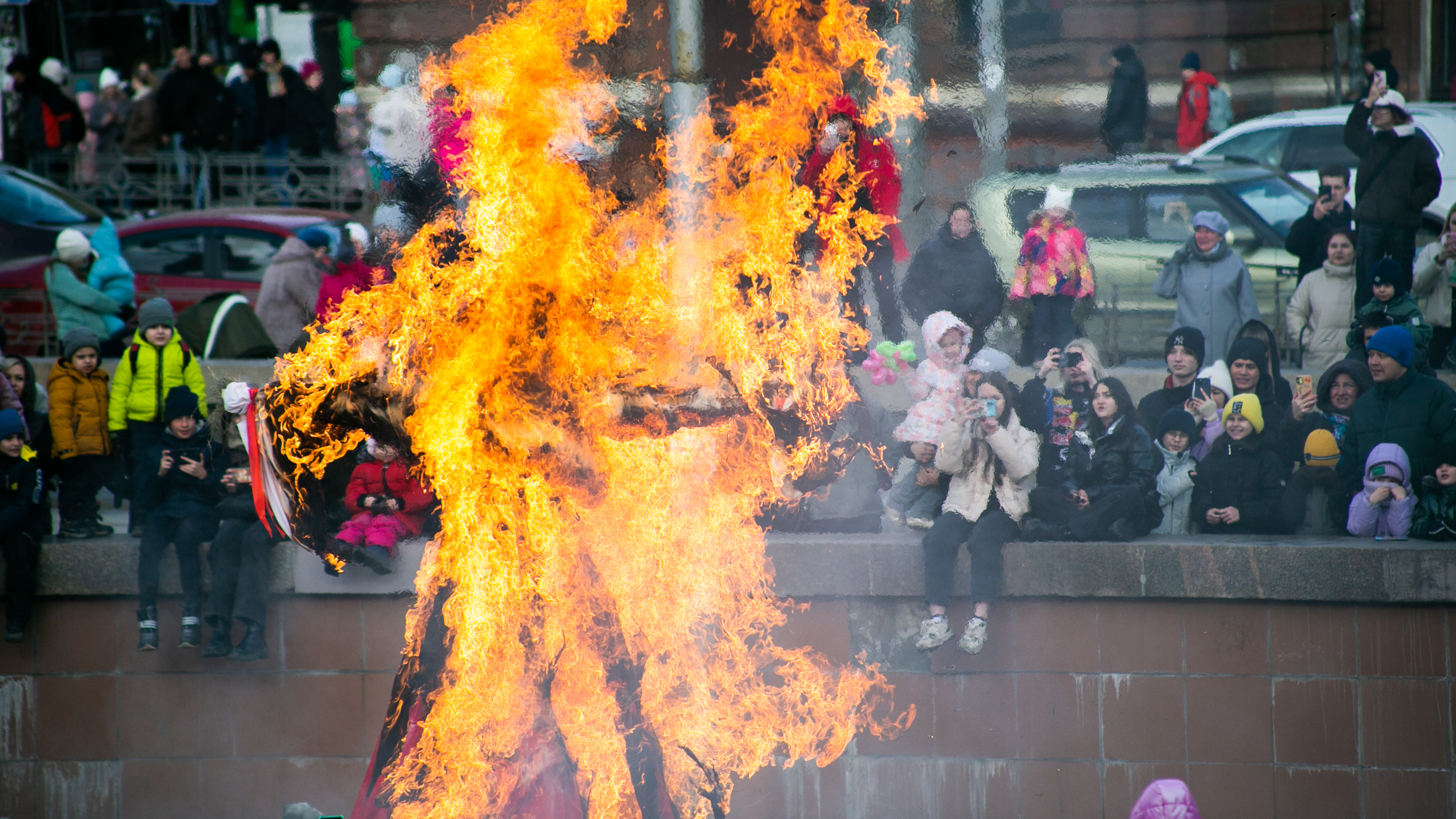 Уходи, зима! В Иркутске несколько тысяч человек отпраздновали Масленицу — фото