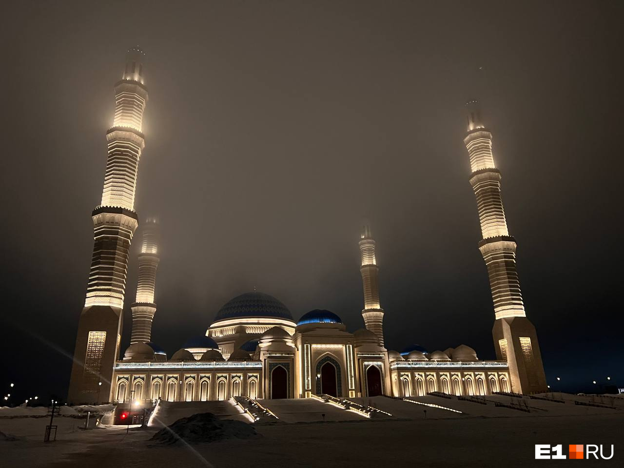 Главная мечеть даже хмурым февральским вечером выглядит нереально красиво