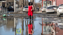 Гони волну. Журналист НГС в длинном красном платье измерила глубину луж — очень мокрый фоторепортаж (и видео)