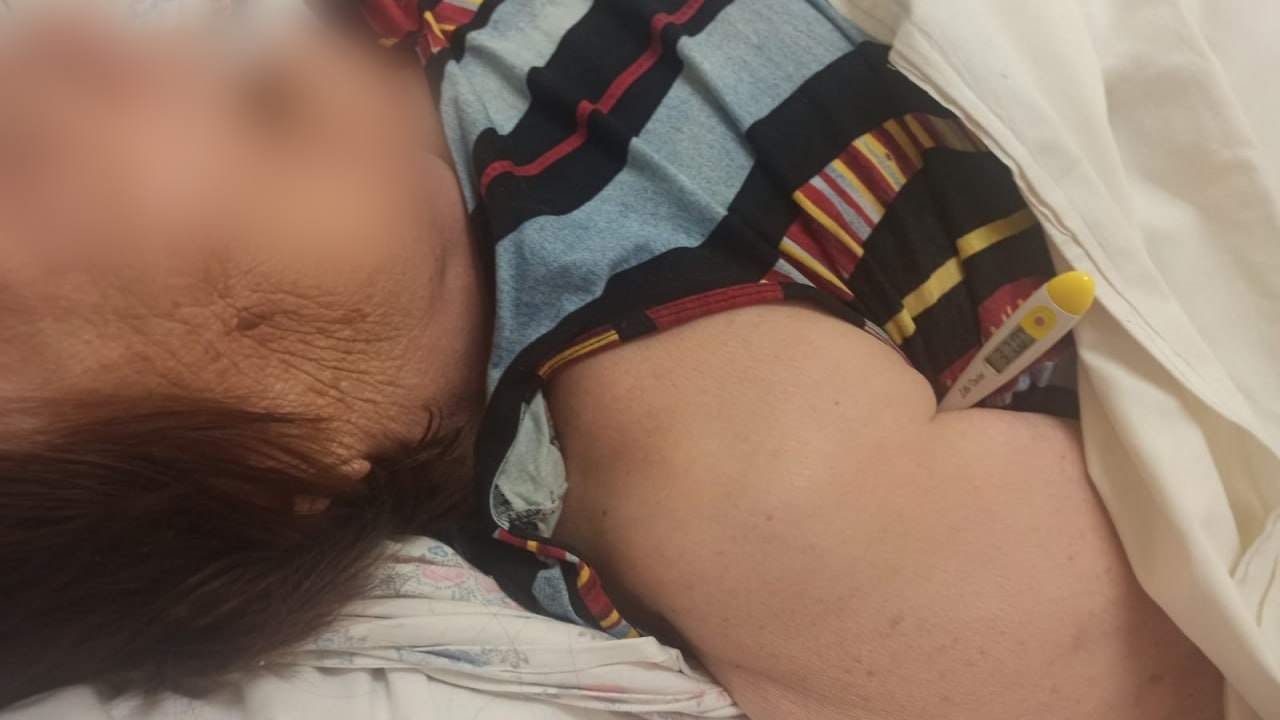 Родные в ужасе: в Екатеринбурге пациентку после инсульта выписали с пролежнем и воспалением