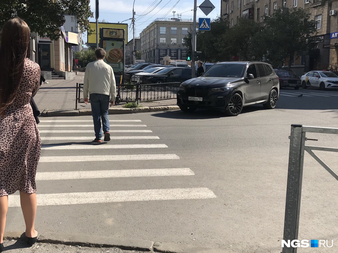 Машина явно мешает поворачивающим с Ленина на Урицкого Машина явно мешает поворачивающим с Ленина на Урицкого