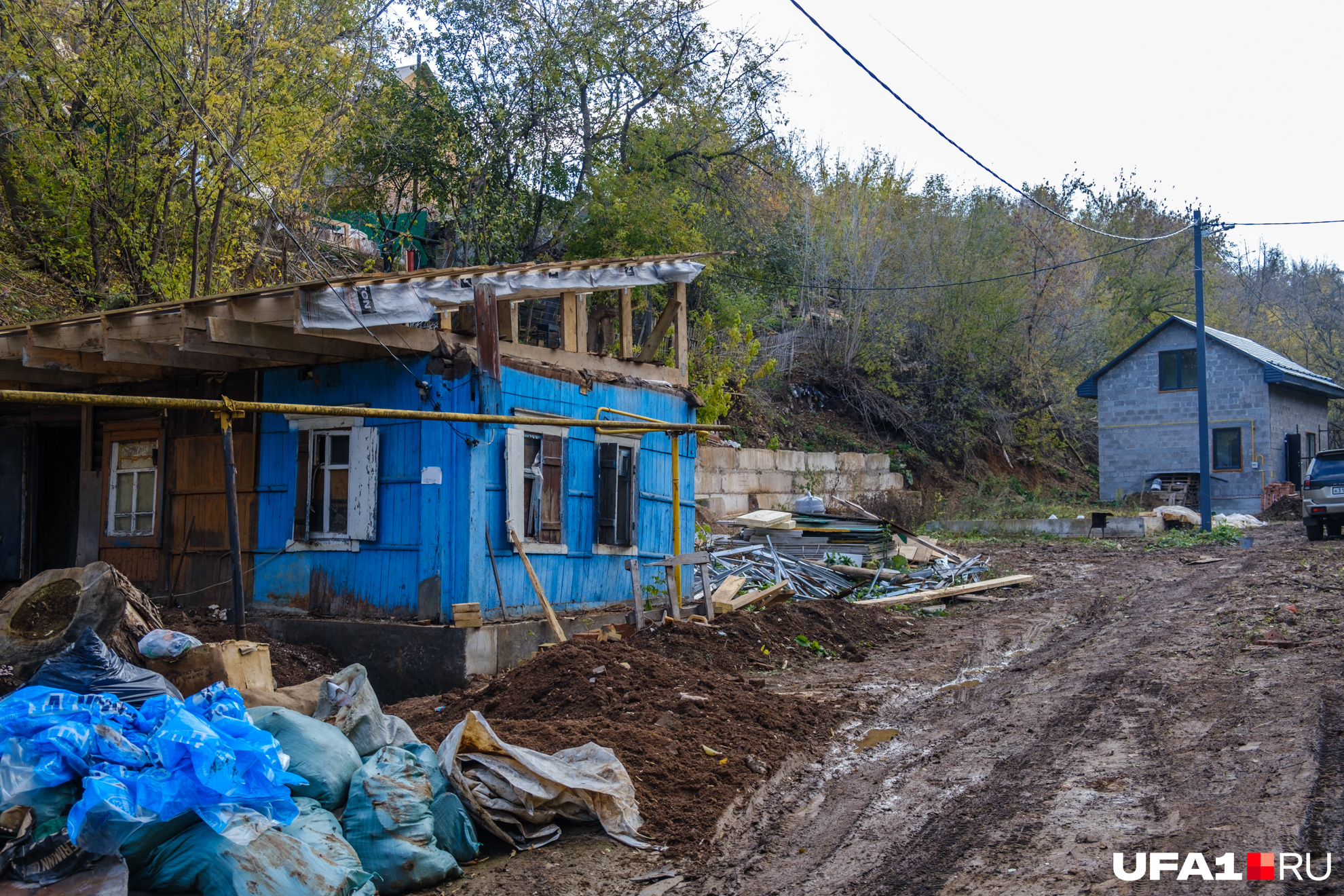 Начало третьего отрезка улицы, кто-то начинает строиться