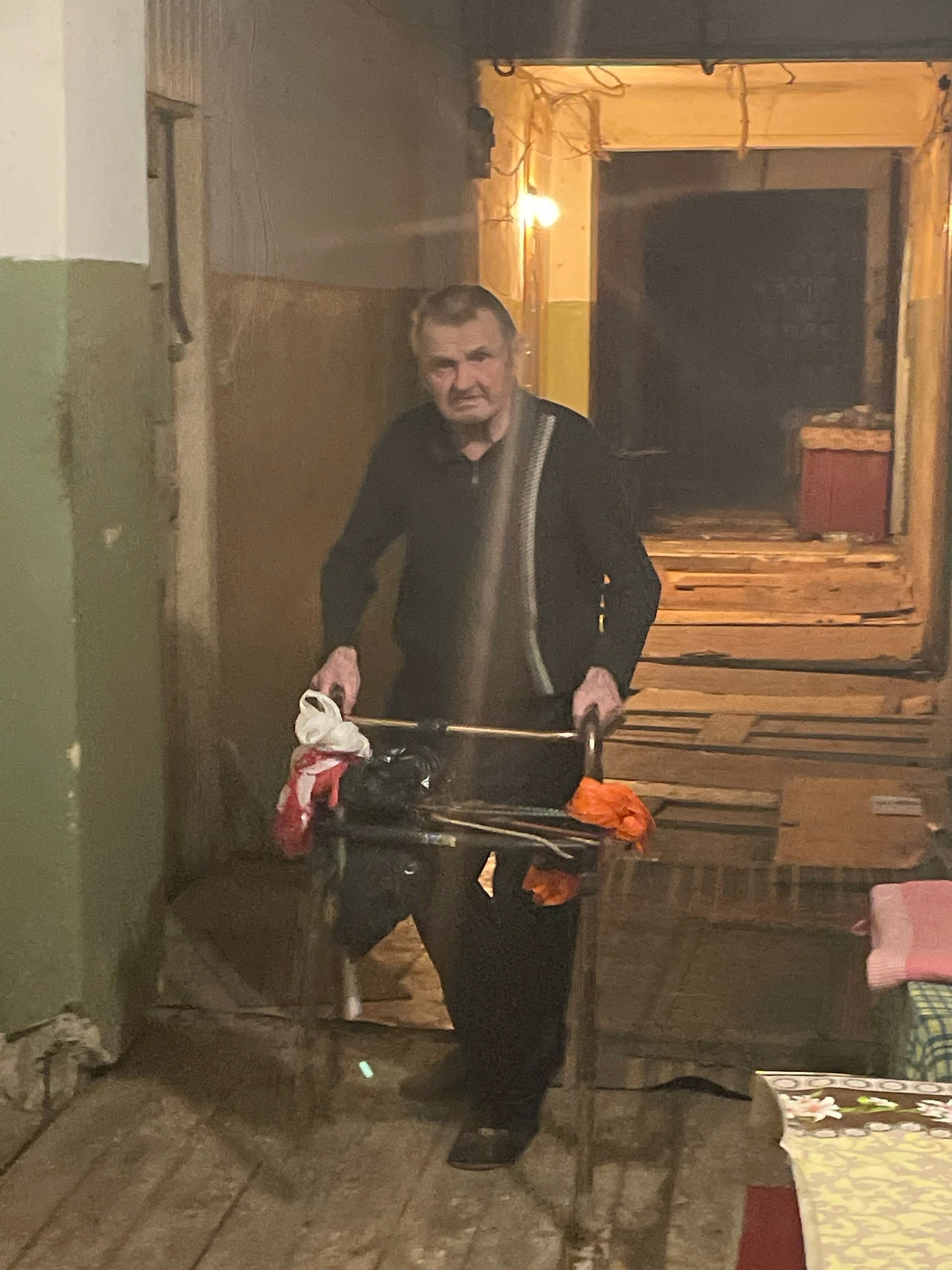 Безопасный «фарватер» в коридоре местные жители уже выучили Безопасный «фарватер» в коридоре местные жители уже выучили