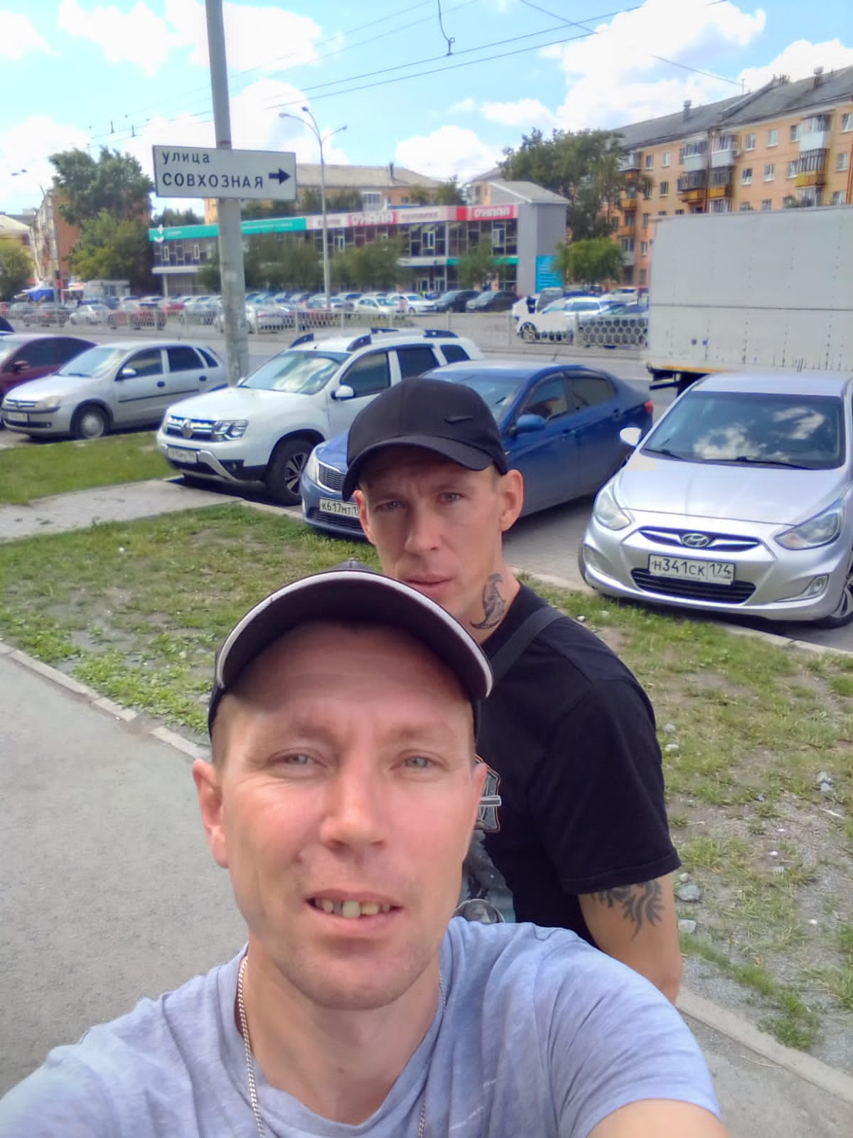 В последнее время они жили в разных городах, но близко общались В последнее время они жили в разных городах, но близко общались