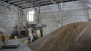 Рабочий погиб на птицефабрике в Алтайском крае — его насмерть засыпало зерном