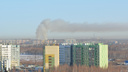Челябинцы сняли на видео огромный столб дыма над бывшим общежитием ЧВВАКУШа, загоревшимся накануне